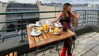 Plesiran ke Paris, Helena tentu tak mau melewatkan momen kulineran. Ia asyik nongkrong di kafe outdoor dengan latar pemandangan Menara Eiffel. Foto: @helenalim889