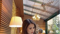  Wanita berambut panjang ini memang dikenal super tajir. Ia kerap pamer berbagai aktivitas mewahnya, termasuk soal kulineran. Momen makannya banyak diunggah lewat instagramnya @helenalim889. Foto: @helenalim889