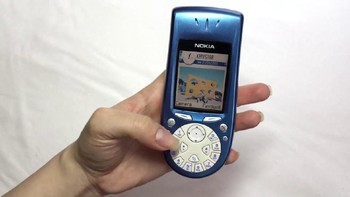 Ini adalah Nokia 3650, ponsel dengan bentuk unik, terutama desain keyboardnya yang melingkar. Ponsel ini dirilis Nokia pada tahun 2002 ketika mereka masih di masa jayanya. Foto: Unwired