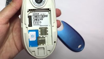 Pengguna dimungkinkan mengganti dengan warna lain dengan memasangkan case yang dijual di pasaran, sebuah fitur yang umum di masa tersebut. Foto: Unwired