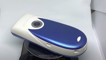 Ukurannya memang cukup besar, namun trendy dan stylish. Ia masuk kategori ponsel high end di masanya. Foto: Unwired