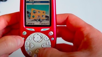 Tata letak keyboardnya dibuat melingkar. Kendati terkesan bikin sulit mengetik, Nokia 3650 tetap saja diminati karena justru desain itu membuatnya istimewa. Foto: Unwired