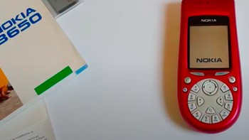 Adapun layarnya sudah berwarna dan punya bentangan 2,1 inch. Ukuran tersebut tergolong lapang untuk saat itu. Foto: Unwired