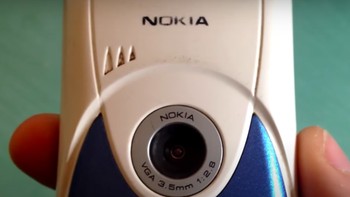 Wujud bagian belakangnya dari dekat dengan kamera resolusi VGA yang besar. Foto: Unwired