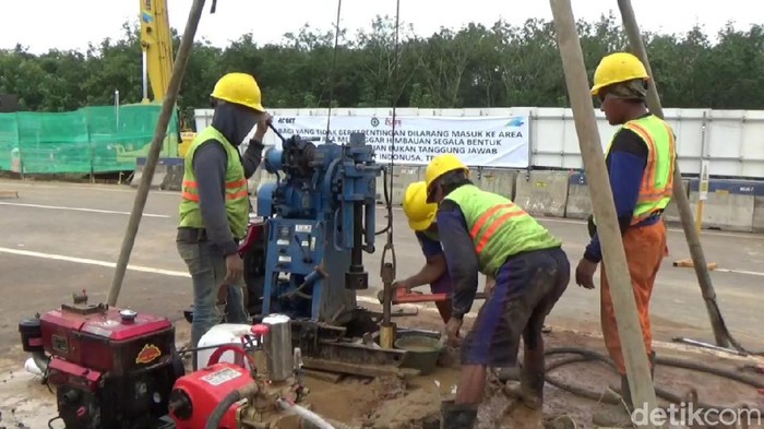 Pekerja Memperbaiki Jalan Ambles di Tol Cipali