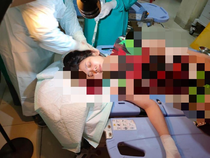 Tiga perempuan di Blitar terluka parah akibat serangan senjata tajam. Mereka diserang saudara laki-laki mereka yang meminta tolong namun tak dihiraukan.