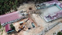 Tim Dinas ESDM Riau dan perusahaan gas EMP Bentu mulai melakukan proses penutupan lubang berdiameter enam meter dan kedalaman diperkirakan sekitar 119 meter, setelah memastikan semburan gas dan lumpur yang berbahaya sudah berhenti.