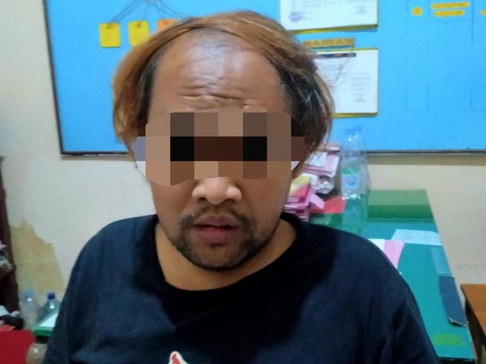 Pria di Magetan tega memukuli ibu kandung hingga babak belur. Penganiayaan itu terjadi hanya karena masalah sepele.