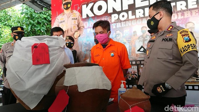 Polisi Trenggalek menangkap seorang pria asal Malang. Ia diduga menjadi pelaku penipuan bermodus penggandaan uang dengan media gentong.