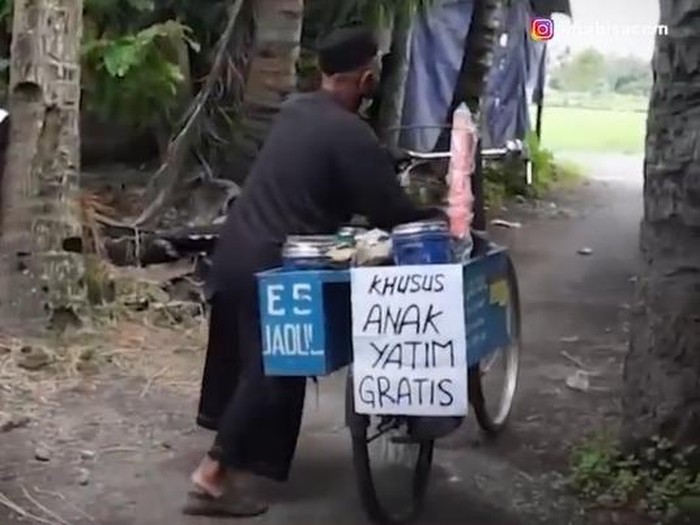 penjual es yang berikan gratis untuk anak yatim