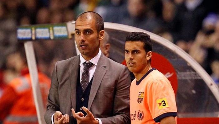 A CORUNA, SPAIN - DECEMBER 5: Coach Pep Guardiola of Barcelona gives instructions to Pedro Rodriguez during the La Liga match between Deportivo La Coruna and Barcelona at the Riazor stadium on December 5, 2009 in A Coruna, Spain. (Photo by Angel Martinez/Getty Images)