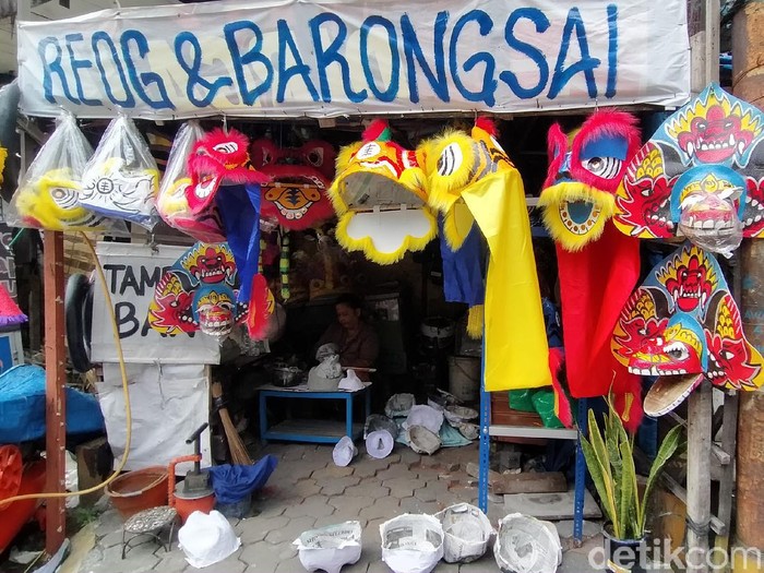Imlek tahun ini dirayakan dalam suasana pandemi COVID-19. Perajin topeng barongsai di Surabaya mengaku mengalami penurunan omzet.