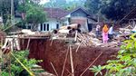 Pergeseran Tanah Bikin Rumah di Sukabumi Ini Menggantung