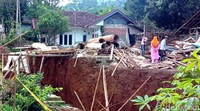 Selain jalan setapak, beberapa rumah yang sempat bertahan dan lolos dari pergerakan tanah kini mulai rusak.