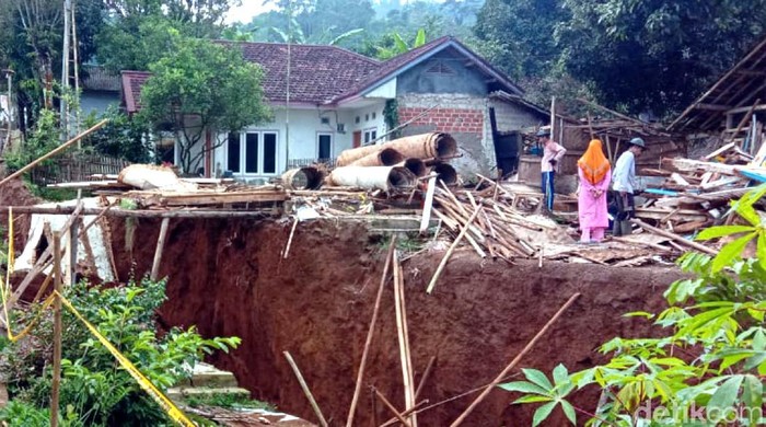 Fenomena pergerakan tanah di Sukabumi terjadi semakin masif. Dalam sepekan terakhir beberapa rumah warga terpaksa dirobohkan karena posisinya yang menggantung.