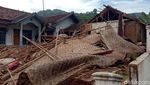 Pergeseran Tanah Bikin Rumah di Sukabumi Ini Menggantung