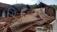 Retakan dari tanah menjalar hingga meretakan dinding-dinding rumah, sebagian diantaranya bahkan anjlok masuk ke dalam retakan.