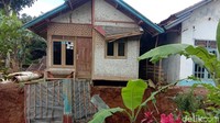 Sekitar 20 rumah terpaksa dirobohkan.