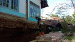 Pergeseran Tanah Bikin Rumah di Sukabumi Ini Menggantung
