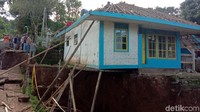 Anjlokan tanah yang membuat rumah seolah tergantung bahkan setinggi 5 meter, selain meluas retakan juga terus menggerogoti seisi kampung tersebut.