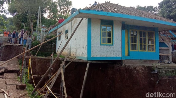 Fenomena pergerakan tanah di Sukabumi terjadi semakin masif. Dalam sepekan terakhir beberapa rumah warga terpaksa dirobohkan karena posisinya yang menggantung.