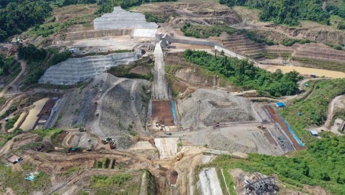 Progres Pembangunan Bendungan Kuwil Kawangkoan Capai 93% Pembangunan Bendungan Kuwil Kawangkoan di Kabupaten Minahasa Utara, Sulawesi Utara terus dikebut. Saat ini progresnya sudah mencapai 93 persen.