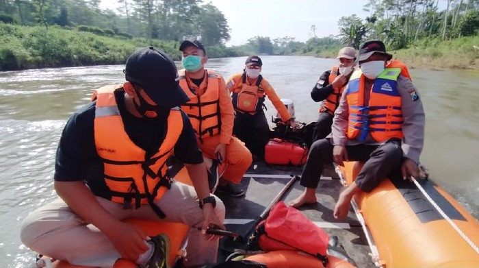 Basarnas membagi empat SRU dalam proses pencarian pemuda yang melompat ke Sungai Brantas. Polisi sudah memegang identitas yang bersangkutan.