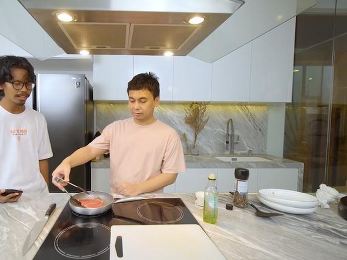 raditya dika masak daging 70 ribu vs 500 ribu