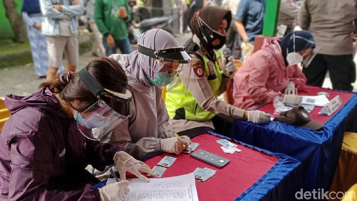 Rapid antigen diterapkan kepada pengendara luar kota yang masuk Sidoarjo. Hari ini ada 302 pengendara yang menjalani apid Antigen dan 5 di antaranya positif.