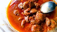 Jengkol balado juga tak kalah jadi primadona. Jengkol baladonya cukup enak dengan bumbu yang kuat, sayangnya rasa jengkol terasa agak pahit. Foto: detikFood/Yenny Mustika Sari