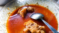 Gulai kikil jadi favorit banyak orang, tak terkecuali Tjahjo Kumolo seorang politikus yang menjabat sebagai Menteri Pendayagunaan Aparatur Negara dan Reformasi Birokrasi (Menpan RB). Salah satu pelayan menyebutkan kalau Tjahjo Kumolo sering ke sana dan selalu memesan gulai kikilnya. Foto: detikFood/Yenny Mustika Sari