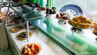 Ada sekitar 30-50 lauk yang disajikan setiap harinya. Masakan yang disajikan merupakan campuran Sunda dan Jawa.  Foto: detikFood/Yenny Mustika Sari