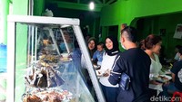 Warung makan yang sudah ada sejak tahun 1990-an ini memiliki konsep prasmanan. Jadi, pelanggan bisa langsung mengambil nasi sepuasnya dan aneka lauk yang telah disajikan. Foto: detikFood/Yenny Mustika Sari