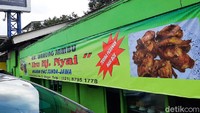 Namanya RM Warung Jambu Ibu Hj. Nyai. Lokasinya ada di Jalan Raya Sirkuit Sentul, Babakan Madang, Bogor, Jawa Barat. Foto: detikFood/Yenny Mustika Sari