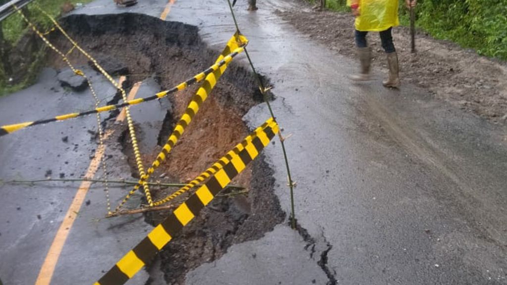 Ruas jalan lintas Sumatera penghubung Lahat-Pagaralam longsor. (Dok Istimewa)