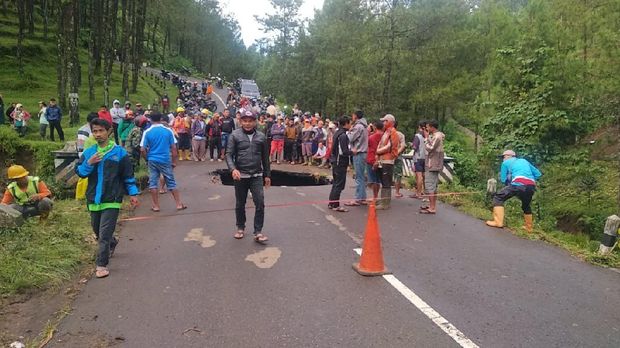 Sebuah lubang menganga di jalan provinsi yang menghubungkan Brebes-Tegal, Jawa Tengah, Sabtu (13/2/2021).