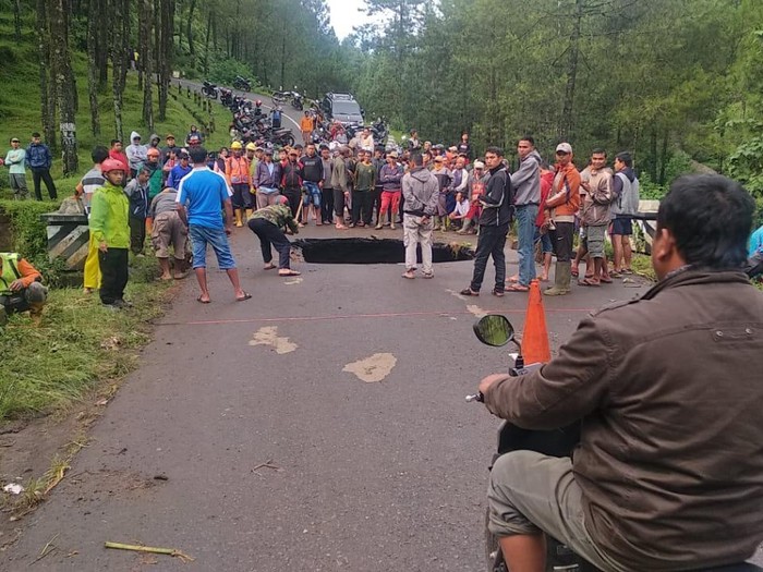 Sebuah lubang menganga di jalan provinsi yang menghubungkan Brebes-Tegal, Jawa Tengah, Sabtu (13/2/2021).