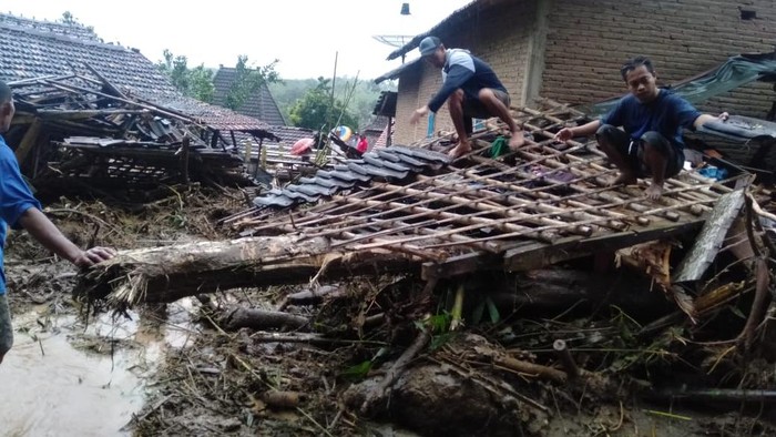 Tanah longsor di Desa Sumber Rejo, Kecamatan Donorojo, Jepara, Sabtu (13/2/2021).
