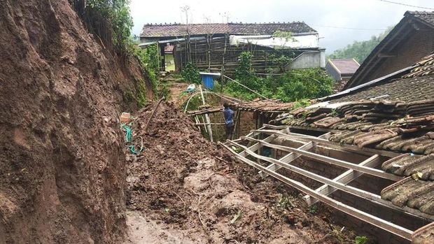 Tanah longsor di Desa Sumber Rejo, Kecamatan Donorojo, Jepara, Sabtu (13/2/2021).