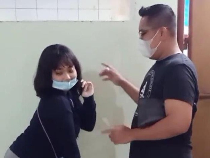 Seorang penjual pentol di Surabaya viral di media sosial. Selain masih muda dan cantik serta jago membuat pentol, ia juga tidak keberatan jika diajak main TikTok oleh pembeli.