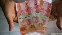 Pemerintah memperpanjang bantuan sosial tunai untuk 2 bulan yakni Mei dan Juni. Bantuan ini akan disalurkan di bulan Juli sebesar Rp 6,14 triliun untuk 10 juta keluarga penerima manfaat. Foto: Grandyos Zafna/Detikcom.