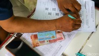 Nilai bansos tunai yang diterima setiap KPM sebesar Rp 300 ribu per bulan.