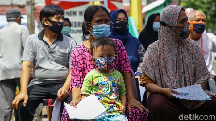 Warga Kampung Deret Petogogan Terima BST Tahap 2 Sejumlah bantuan sosial (bansos) bakal cair lagi di tahun 2021 ini. Salah satunya bansos tunai sebesar Rp 300 ribu per bulan.