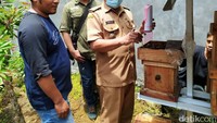 Di tempat ini pengunjung bisa merasakan langsung sensasi meminum madu menggunakan sedotan langsung dari sarangnya. Tapi tidak perlu khawatir, karena lebahnya pun tidak menyengat.