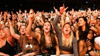 Puluhan ribu penonton tersebut hadir untuk menyaksikan konser musik dari Six60.