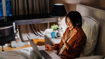 Satu set dari headphone dengan kualitas terbaik, wajib punya sih. Foto: Getty Images/hxyume