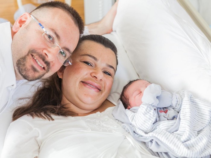 915150510 New born baby with his parent