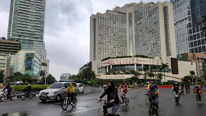Aktivitas Warga Jakarta di Bundara HI saat PPKM Mikro