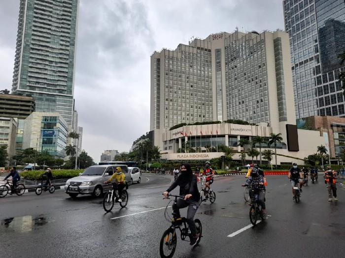 Aktivitas Warga Jakarta di Bundara HI saat PPKM Mikro