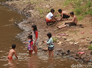 Cerita Sungai Cikapundung Bandung yang Dulu Banyak Ikannya